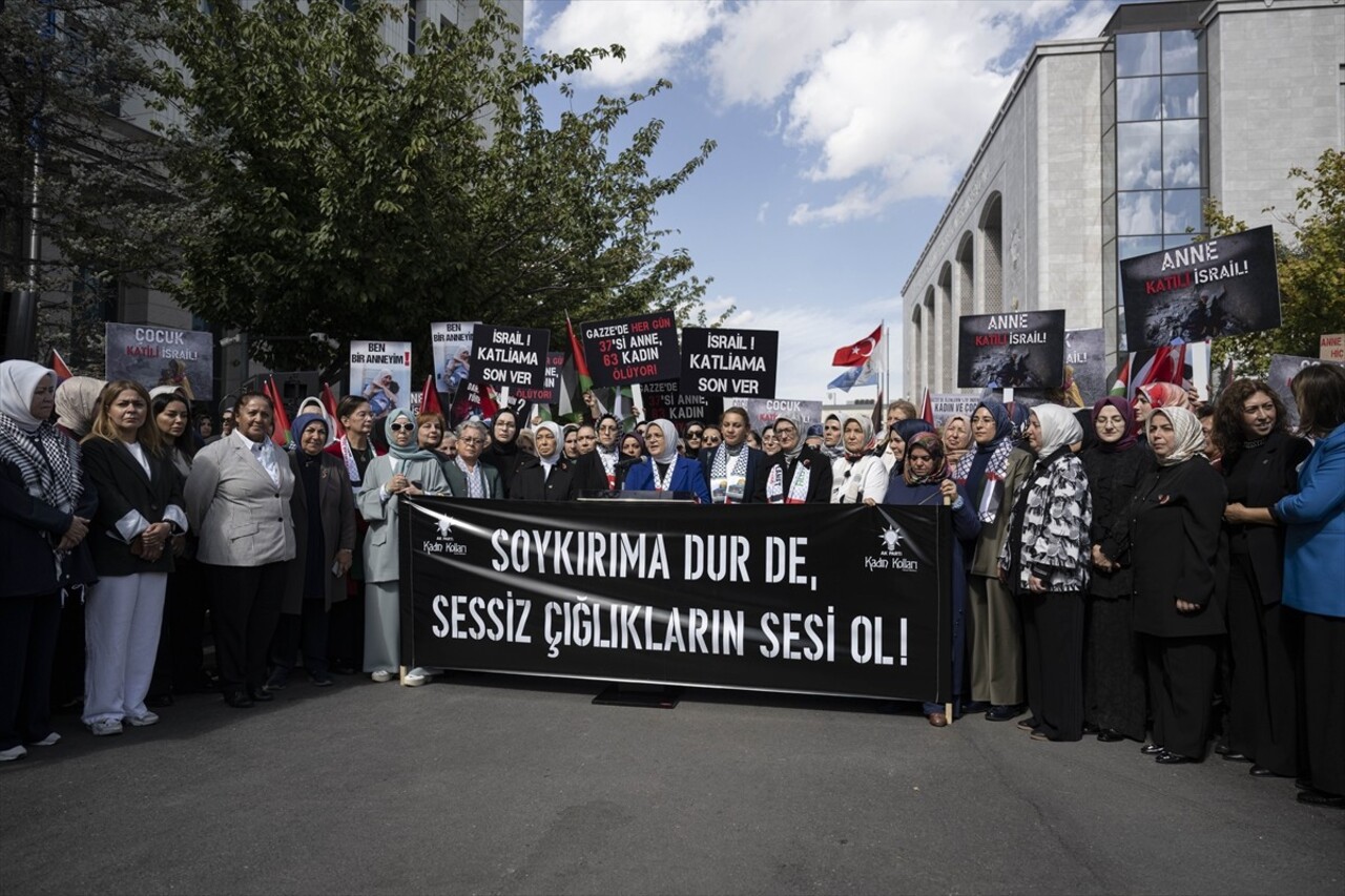 AK Parti Genel Merkezi önünde, İsrail'in Gazze'deki soykırımının 1. yılı nedeniyle basın...