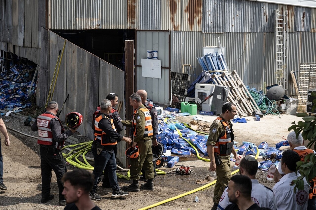 İsrail ordusu, Gazze Şeridi'nden sınırdaki bölgelere doğru 4 roket fırlatıldığını belirtti....