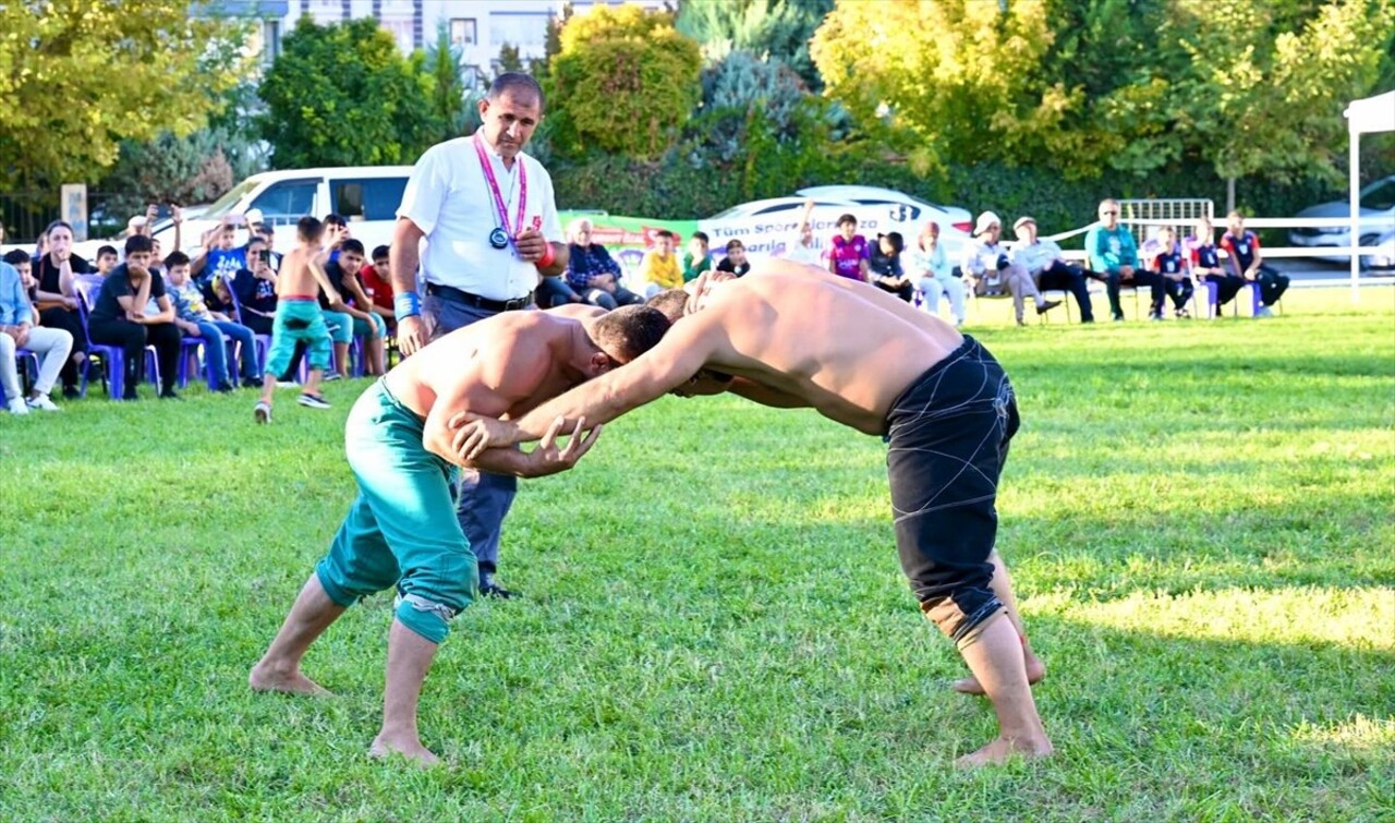 Malatya'da 26 ilden 300 güreşçinin katılımıyla 19. Uluslararası Turgut Özal Karakucak Güreşleri...