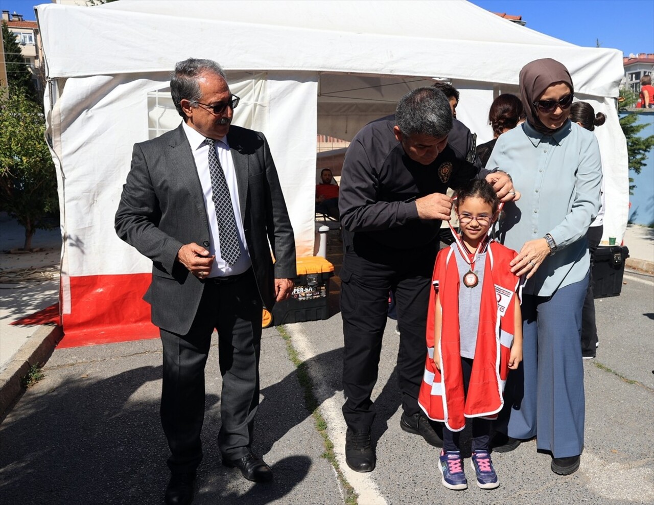 Edirne'de okula kan bağışçısı getiren öğrencilere "Okulumda 'Kan'panya İyilik Elçisi" madalyası...