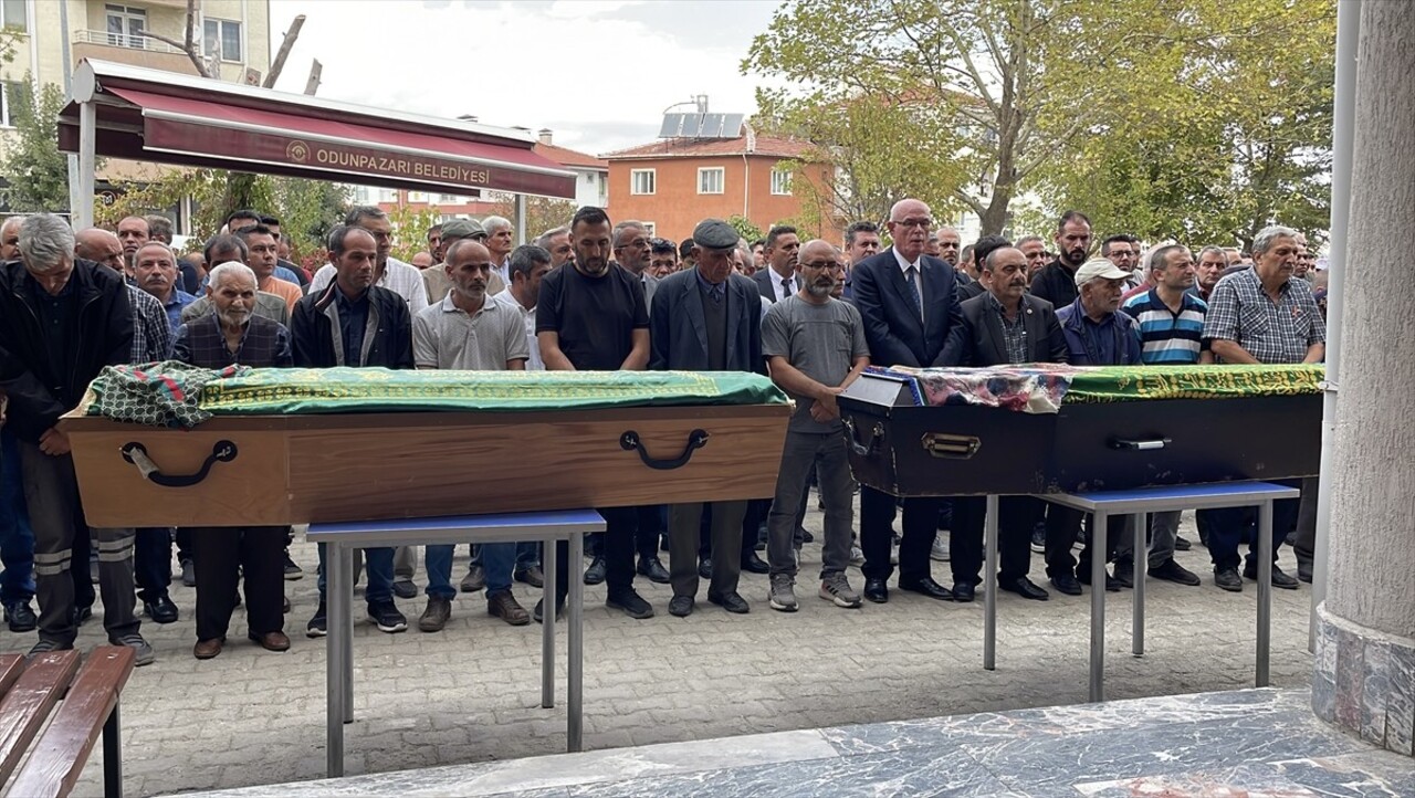 Afyonkarahisar'ın Emirdağ ilçesinde tırla otomobilin çarpıştığı kazada hayatını kaybeden 3 kişinin...