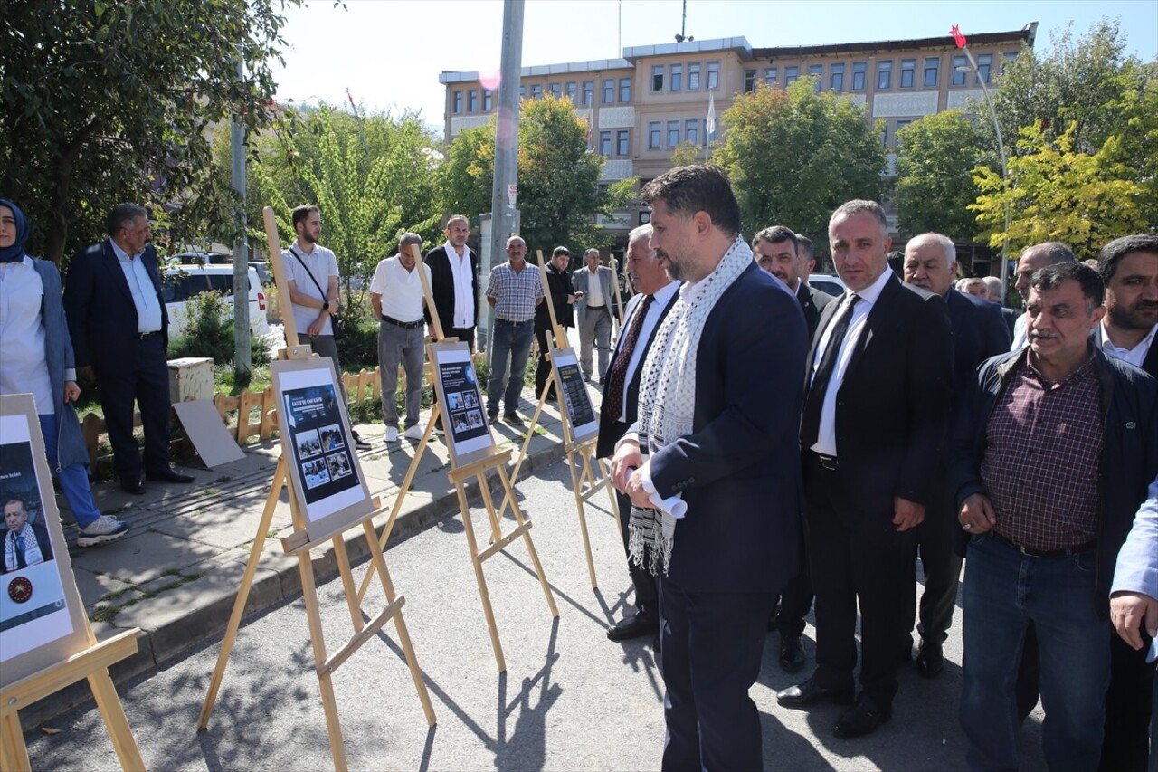 Muş'ta, AK Parti İl Başkanlığı, Muş Belediyesi önünde bir araya gelerek İsrail'in Gazze'ye...