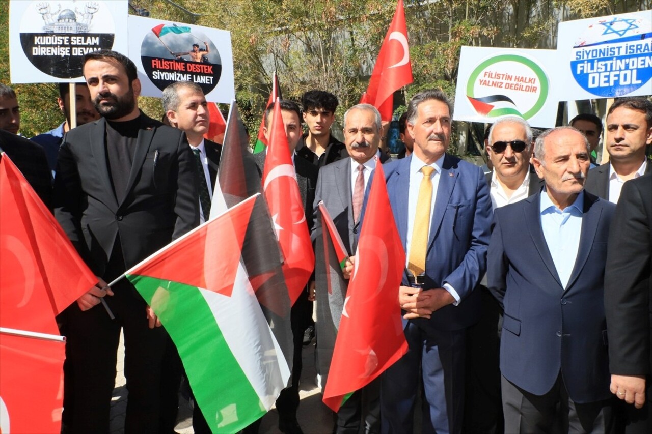 Hakkari'de AK Parti İl Başkanlığı, İsrail'in Gazze'ye saldırılarının başladığı 7 Ekim'in birinci...