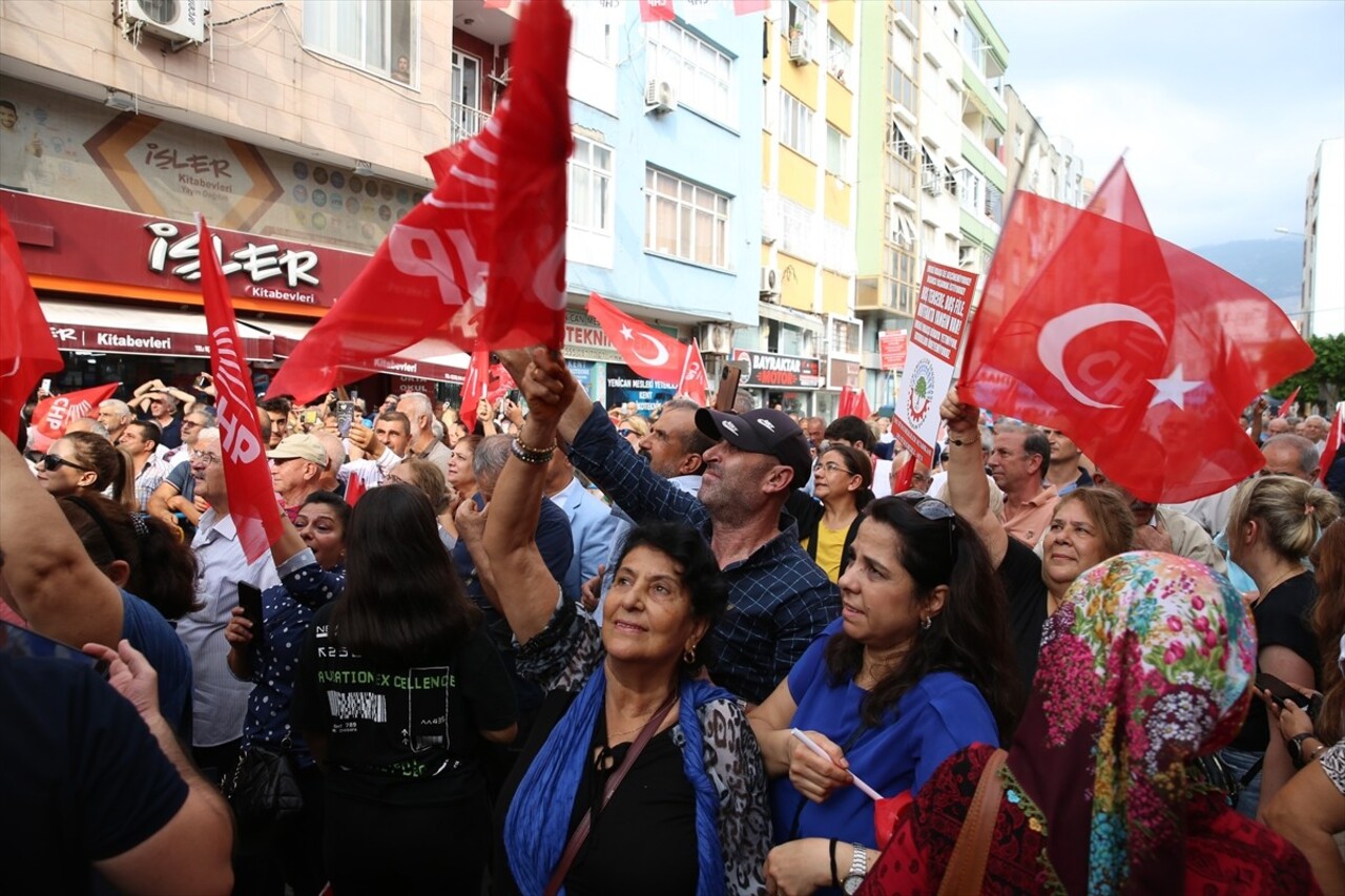 CHP Genel Başkanı Özgür Özel, İskenderun ilçesinde doktor Yılmaz Şahutoğlu tarafından, 6 Şubat...