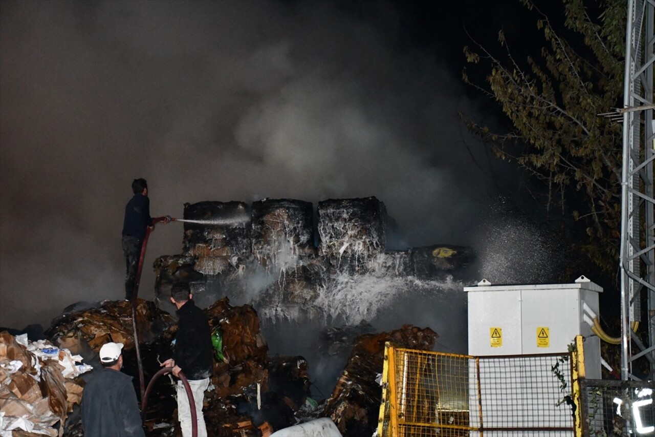 Bilecik'in Bozüyük ilçesinde geri dönüşüm tesisinde çıkan yangına müdahale ediliyor.