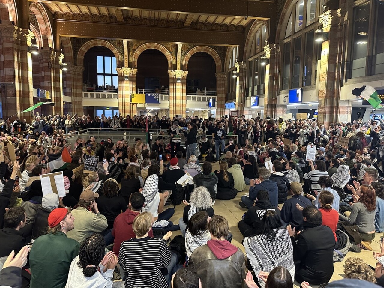 Hollanda'daki tren istasyonlarında, İsrail'in saldırıları ve Gazze'de bir yıldır süren soykırımı...