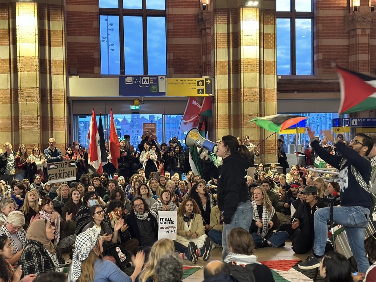 Hollanda'daki tren istasyonlarında, İsrail'in saldırıları ve Gazze'de bir yıldır süren soykırımı...