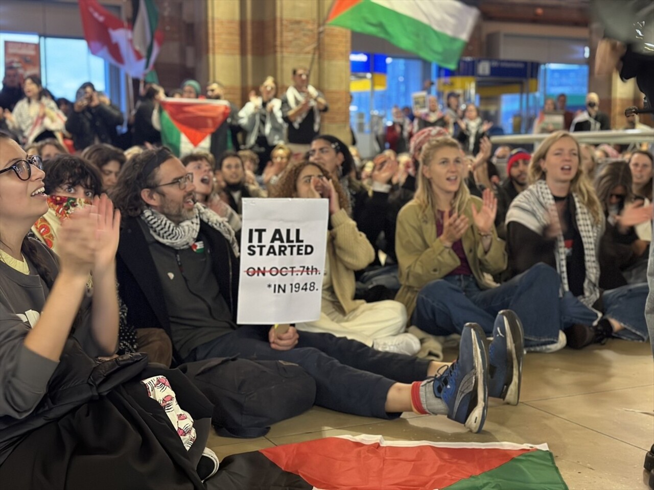 Hollanda'daki tren istasyonlarında, İsrail'in saldırıları ve Gazze'de bir yıldır süren soykırımı...