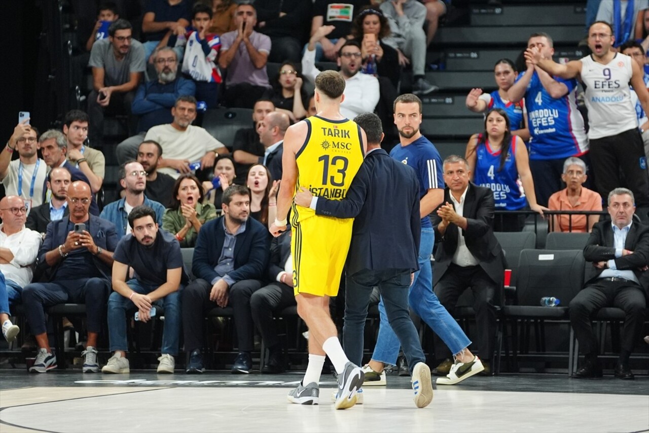 Basketbol THY Avrupa Ligi'nin 2. haftasında Fenerbahçe Beko, deplasmanda Anadolu Efes'i 83-78...