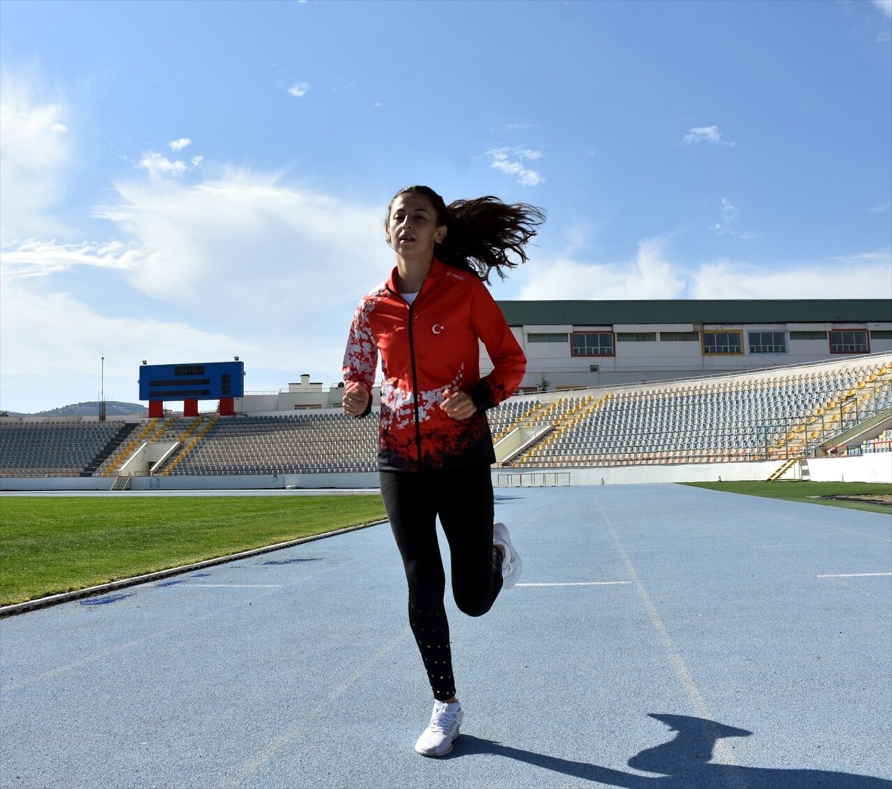 Türkiye ikincisi ve Balkan Kros Şampiyonası üçüncüsü milli atlet Melisa Tasa, Balkan şampiyonluğu...