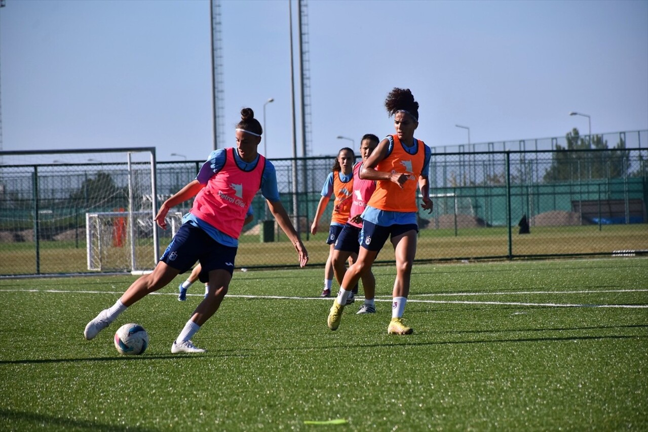 Turkcell Kadın Futbol Süper Ligi ekiplerinden Trabzonspor Petrol Ofisi, sezonu üst sıralarda...