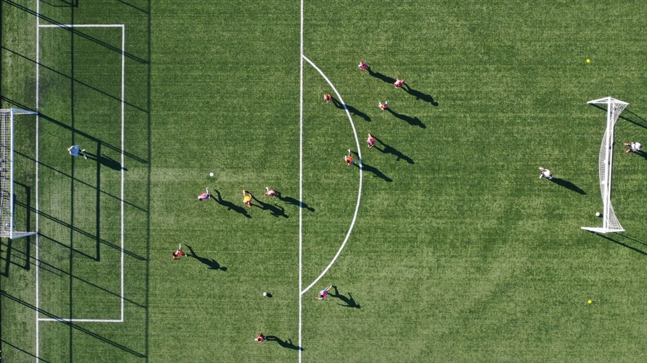 Turkcell Kadın Futbol Süper Ligi ekiplerinden Trabzonspor Petrol Ofisi, sezonu üst sıralarda...