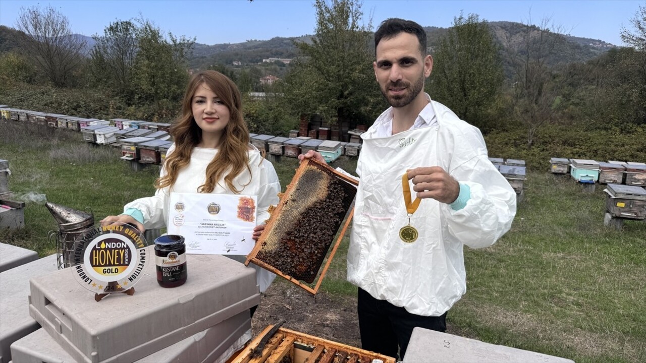 Zonguldak'ta ürettikleri kestane balıyla Londra'da düzenlenen yarışmaya katılan Muhammet ve Sevgi...