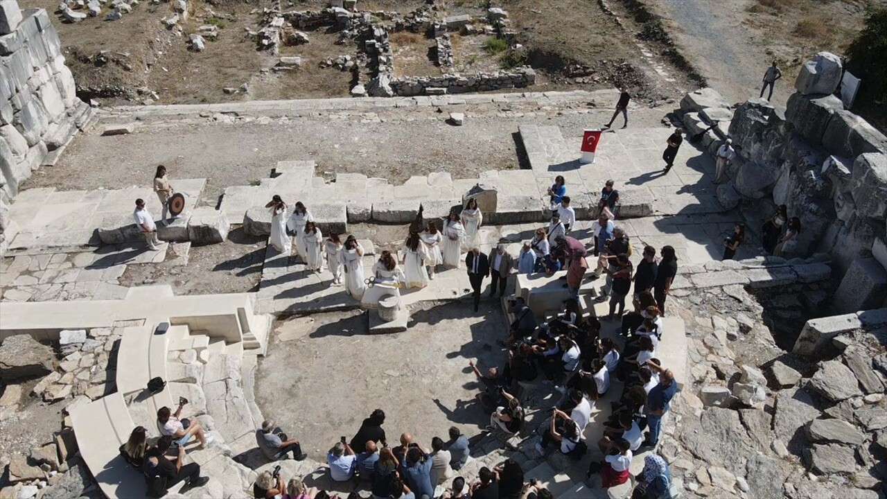 Muğla'nın Yatağan ilçesindeki Stratonikeia Antik Kenti'nde, ''Anahtar Taşıma'' töreni...