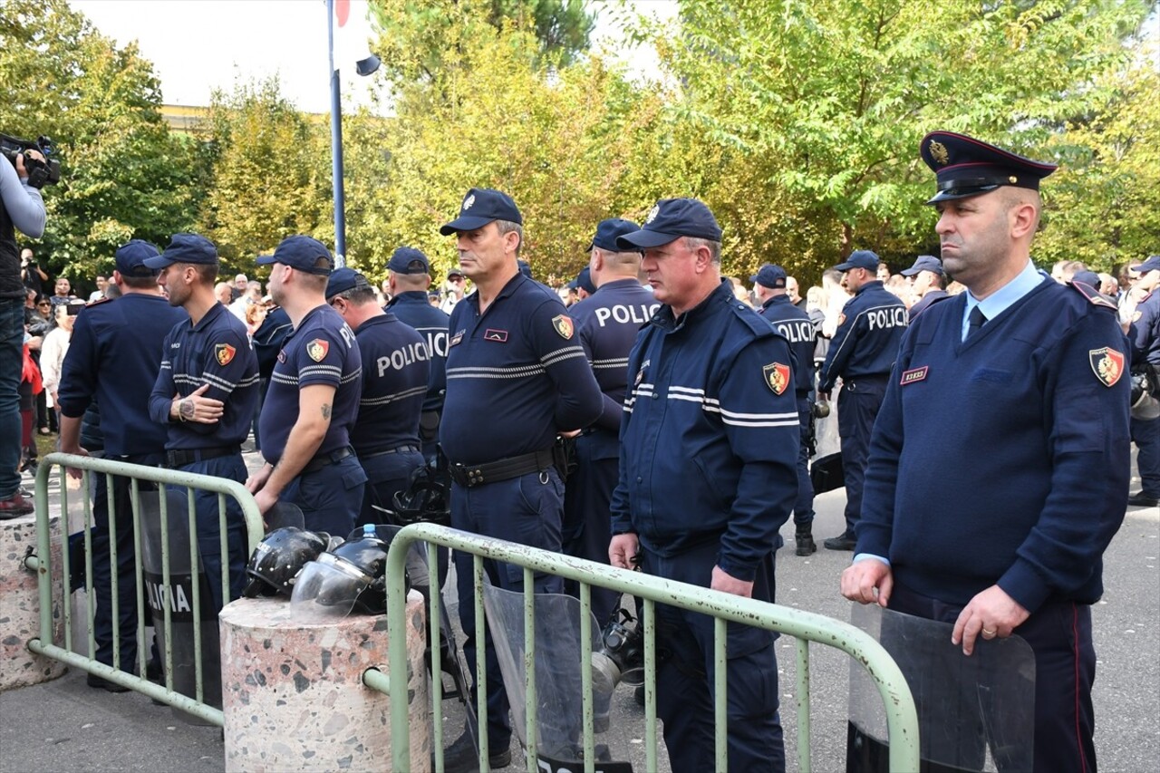 Arnavutluk'un başkenti Tiran'da belediyedeki yolsuzluk iddialarına yönelik protestolar sürerken...