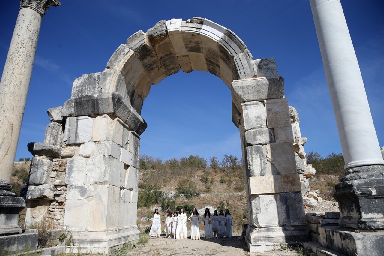 Muğla'nın Yatağan ilçesindeki Stratonikeia Antik Kenti'nde, ''Anahtar Taşıma'' töreni...