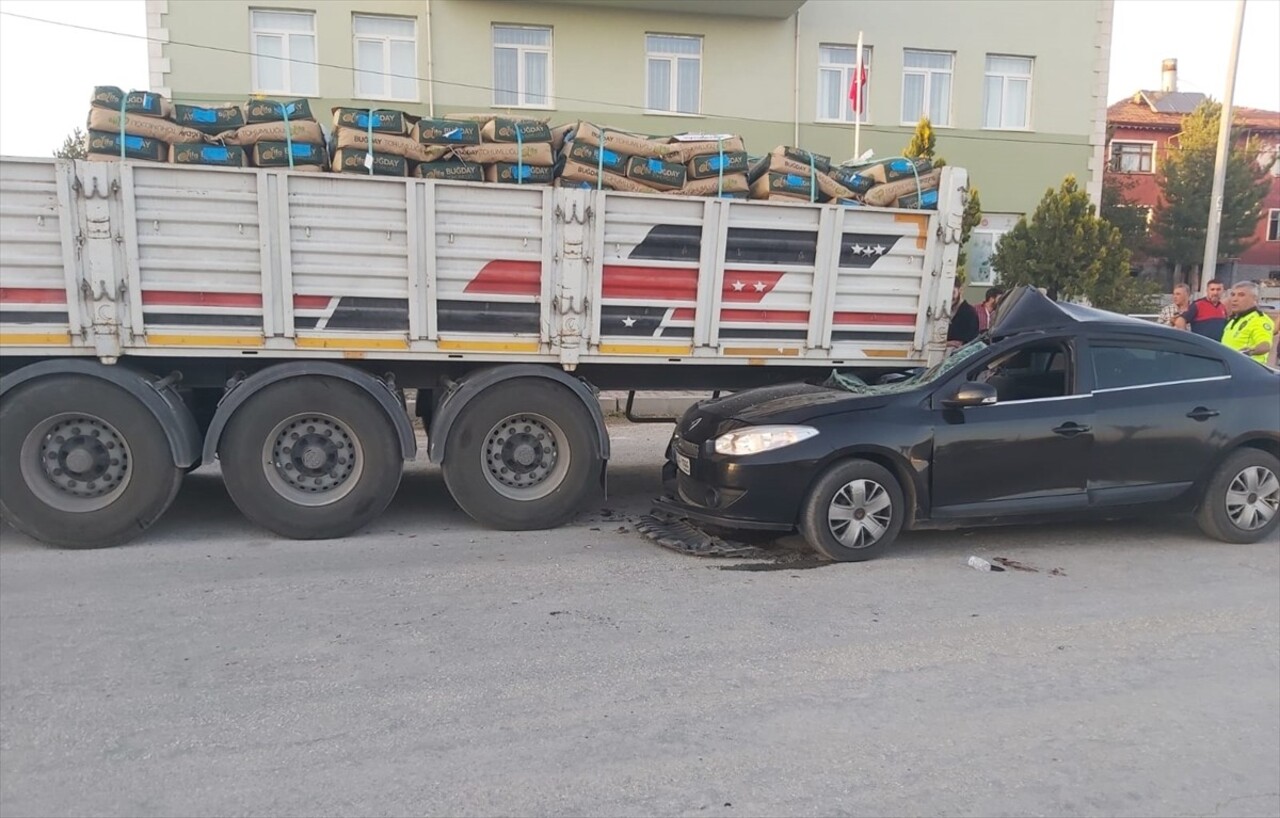 Çorum'un Alaca ilçesinde park halindeki tıra çarpan otomobilde bulunan 4 kişi yaralandı.