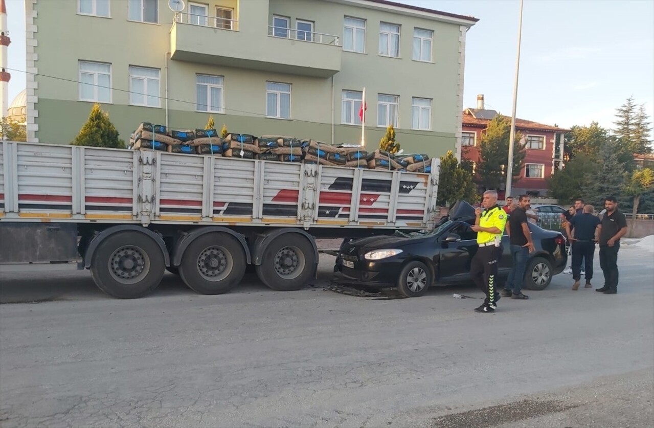 Çorum'un Alaca ilçesinde park halindeki tıra çarpan otomobilde bulunan 4 kişi yaralandı.