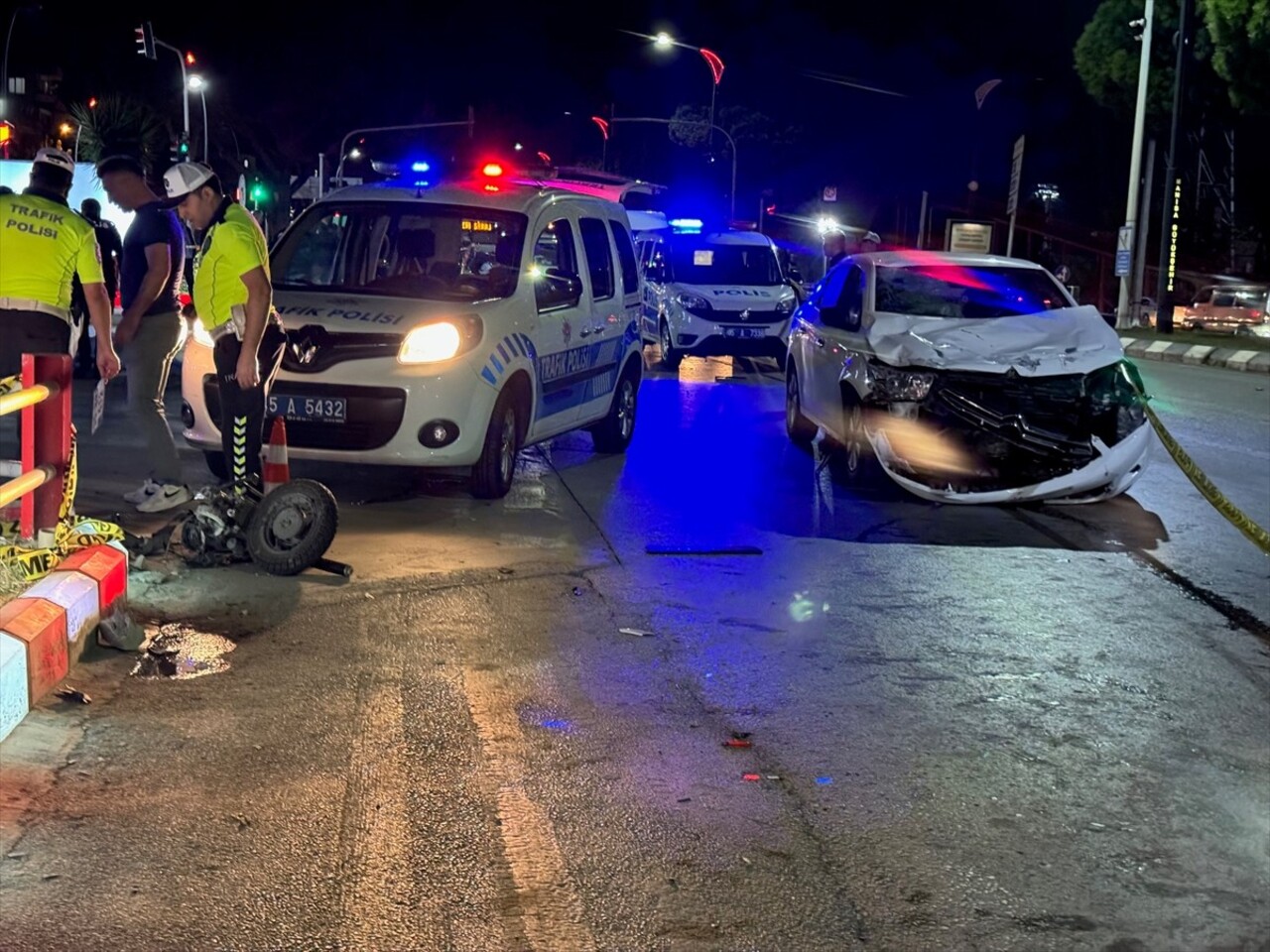 Manisa'nın Yunusemre ilçesinde otomobilin çarptığı 27 yaşındaki motosiklet sürücüsü yaşamını...