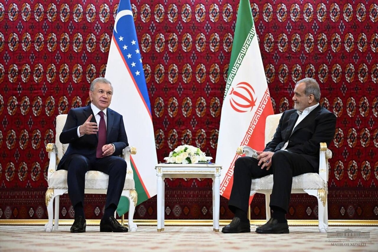 Özbekistan Cumhurbaşkanı Şevket Mirziyoyev (solda), ünlü Türkmen şairi ve düşünürü Mahtumkulu...