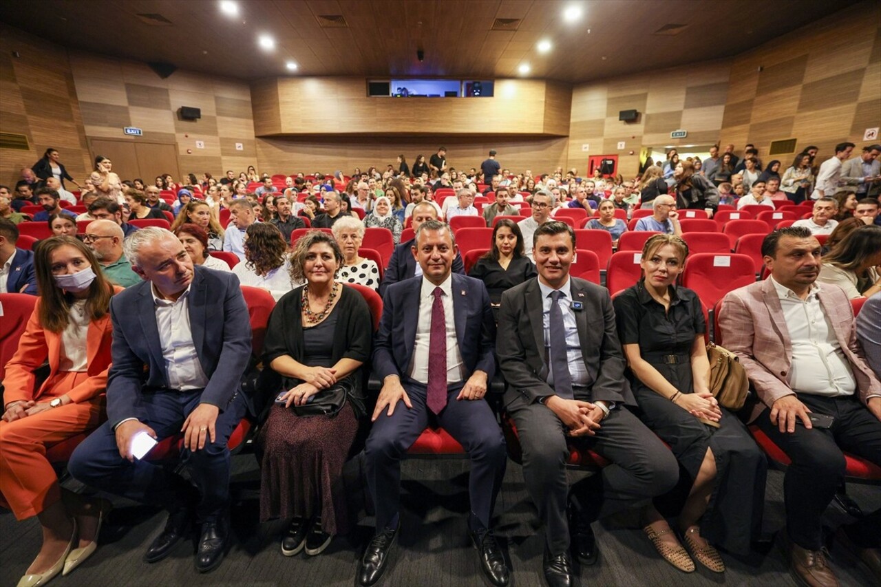 CHP Genel Başkanı Özgür Özel (sağ 2), Manisa Büyükşehir Belediyesi Şehir Tiyatrosu'nun sezon...