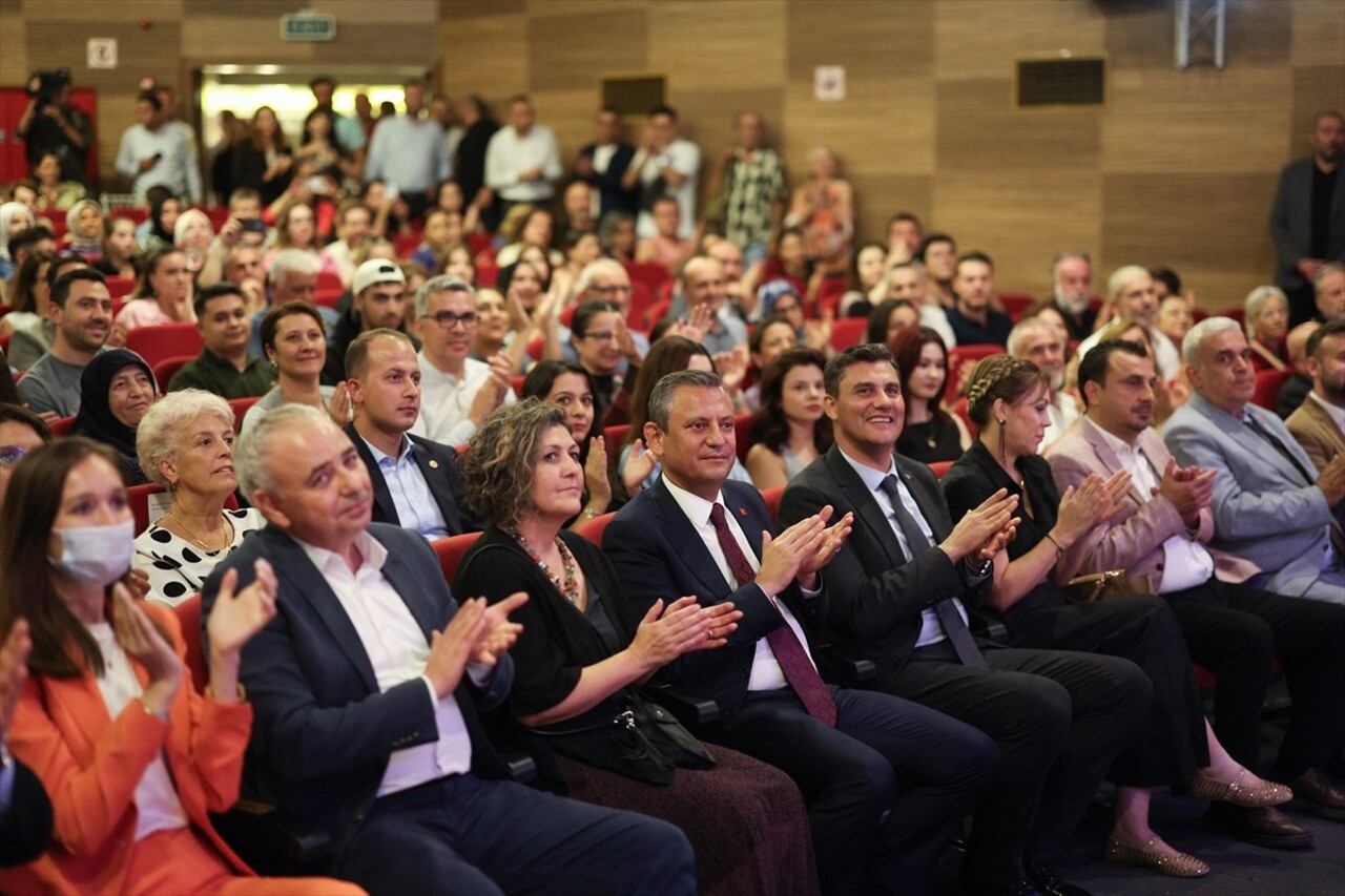 CHP Genel Başkanı Özgür Özel (sağ 2), Manisa Büyükşehir Belediyesi Şehir Tiyatrosu'nun sezon...