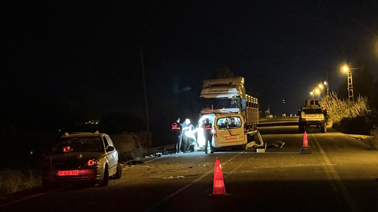 Diyarbakır'ın Hani ilçesinde 4 aracın karıştığı trafik kazasında 3 kişi öldü, 3 kişi...