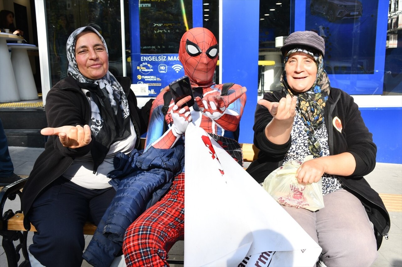 Türkiye'yi gezme hayaliyle memleketi İzmir'den "Örümcek Adam" kostümüyle yola çıkan Salih Ayaz...