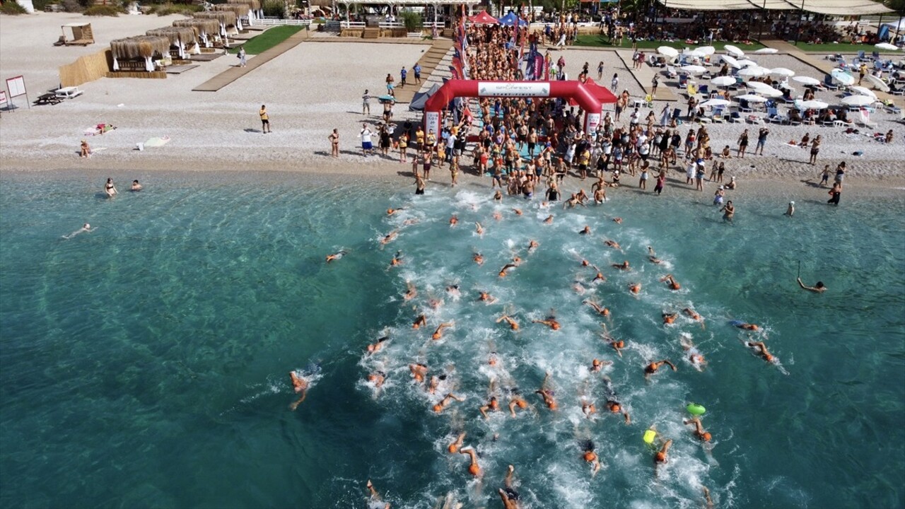 Muğla'nın Fethiye ilçesinde 5. Uluslararası Fethiye Spor Festivali kapsamında açık su yüzme...