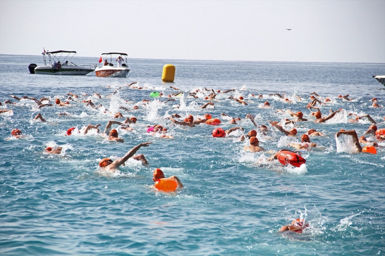 Muğla'nın Fethiye ilçesinde 5. Uluslararası Fethiye Spor Festivali kapsamında açık su yüzme...