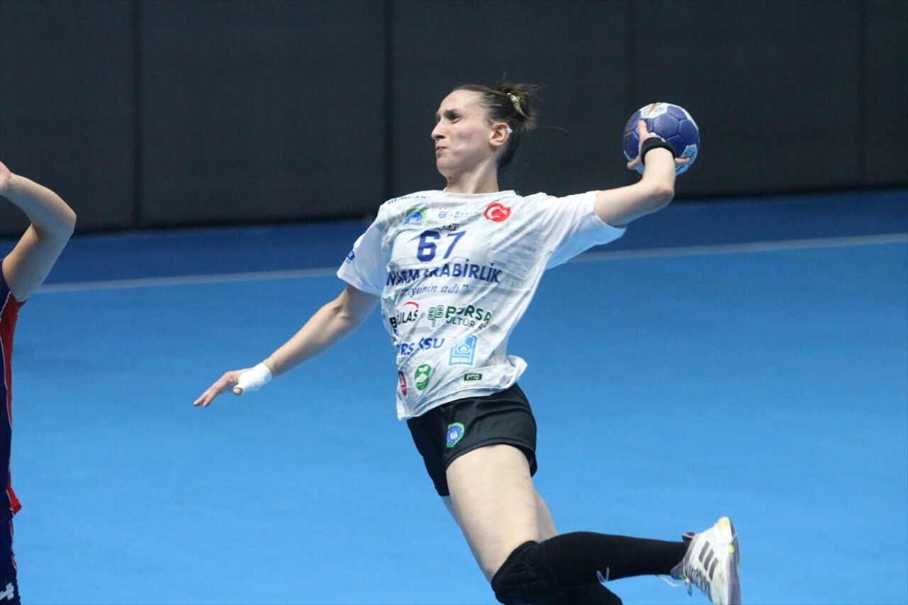 Avrupa Hentbol Federasyonu (EHF) Kadınlar Avrupa Kupası 2. tur ikinci maçında Bursa Büyükşehir...