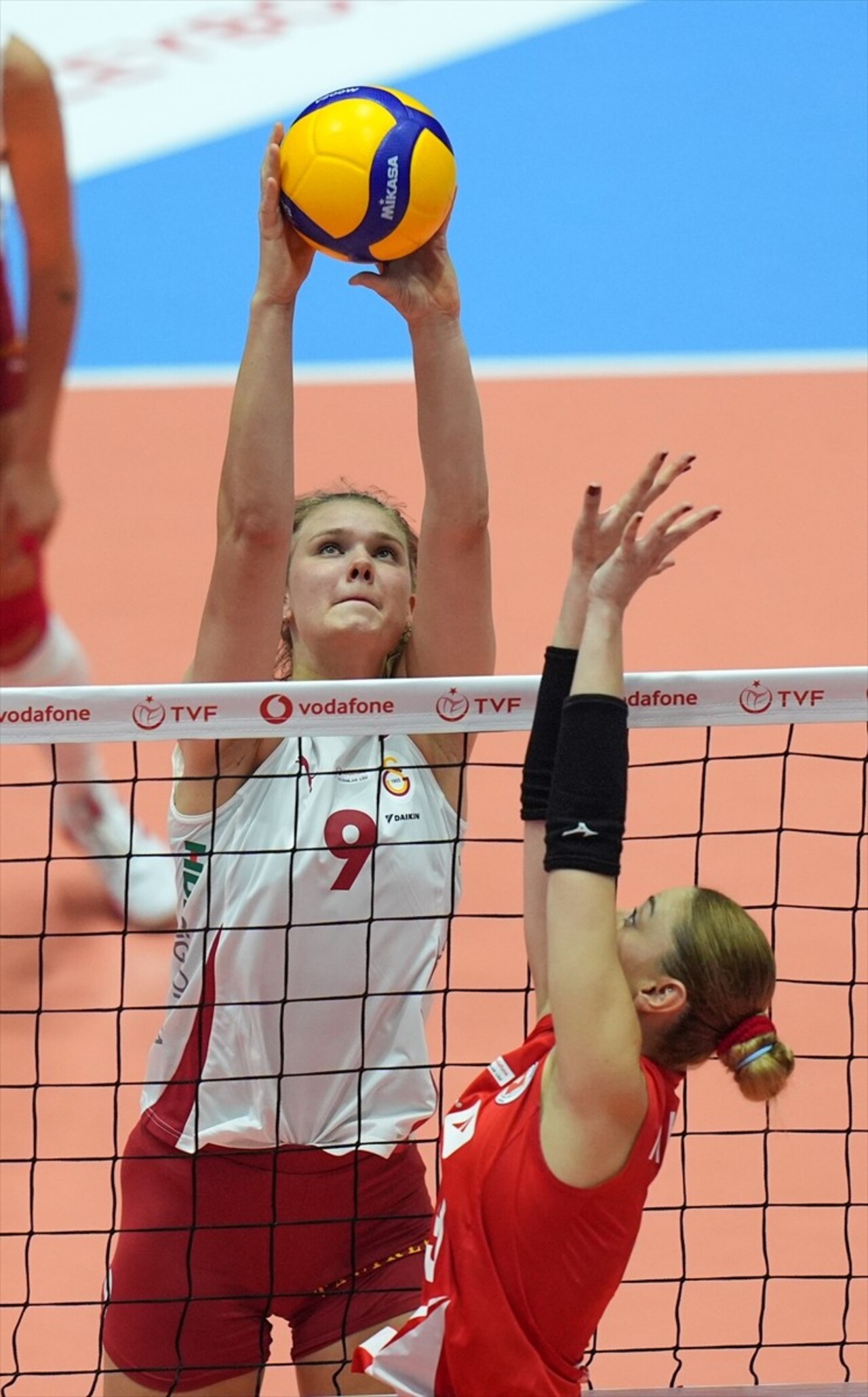 Vodafone Sultanlar Ligi 2. haftasında Aras Kargo ile Galatasaray Daikin Atatürk Voleybol Vestel...