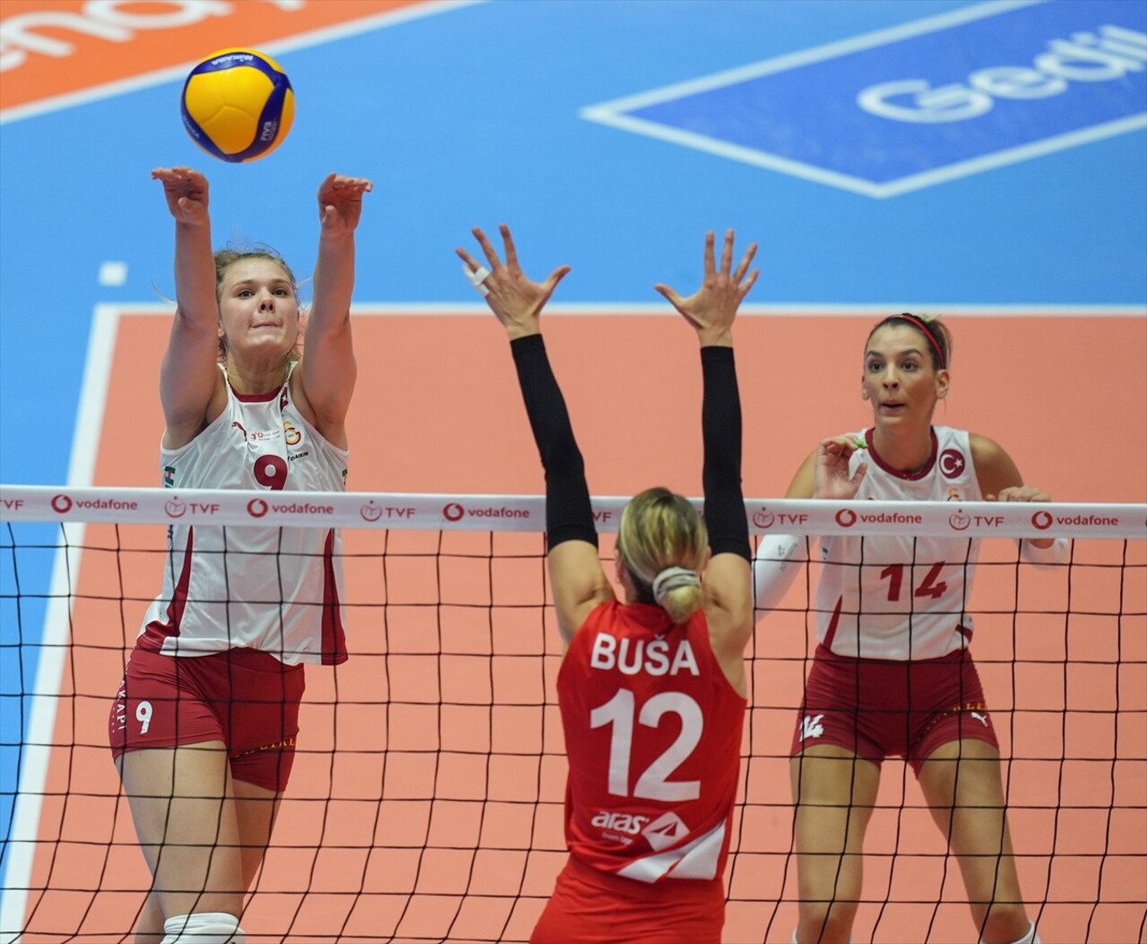 Vodafone Sultanlar Ligi 2. haftasında Aras Kargo ile Galatasaray Daikin Atatürk Voleybol Vestel...