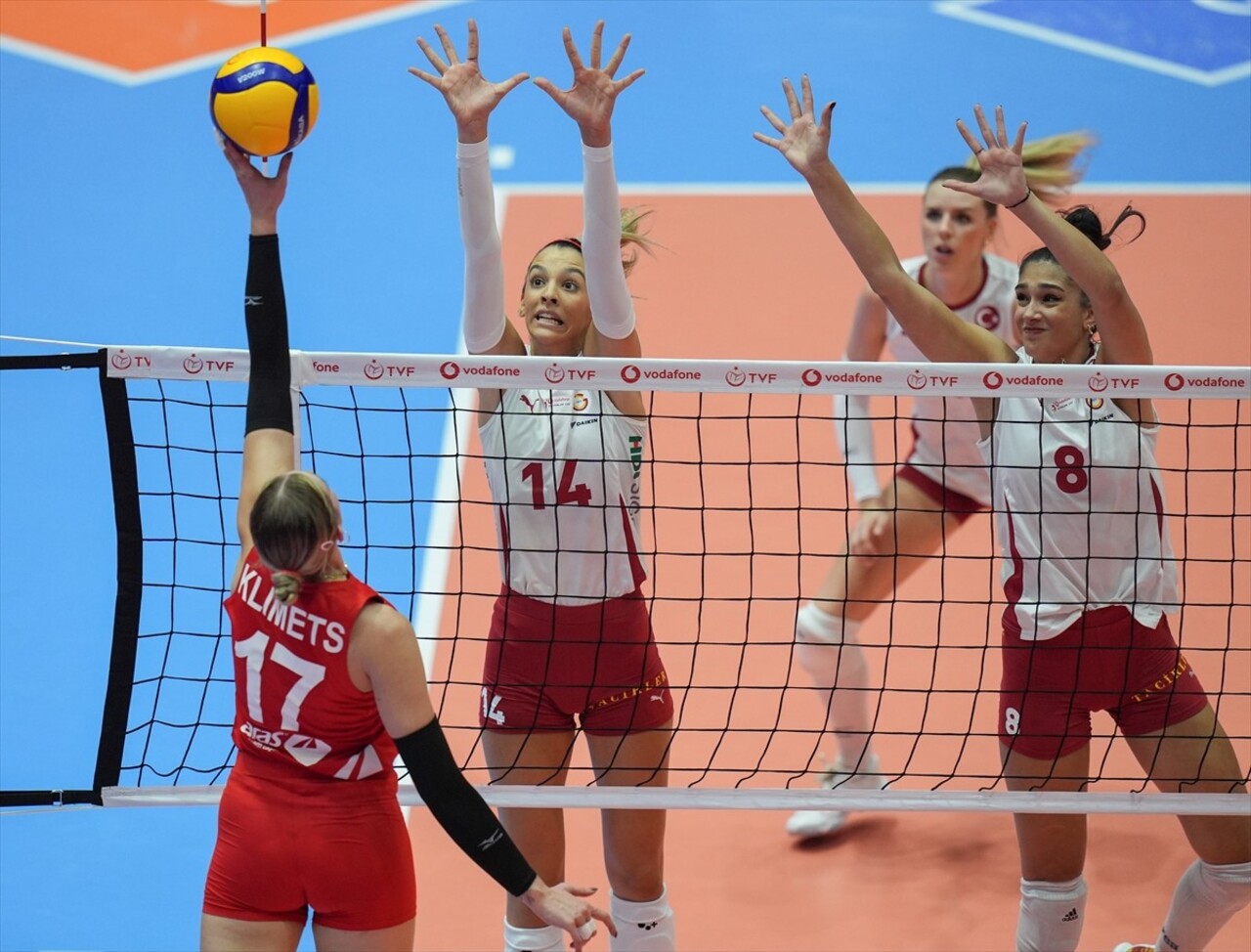 Vodafone Sultanlar Ligi 2. haftasında Aras Kargo ile Galatasaray Daikin Atatürk Voleybol Vestel...