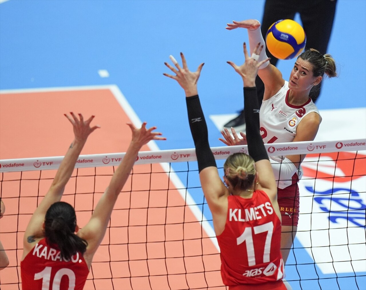 Vodafone Sultanlar Ligi 2. haftasında Aras Kargo ile Galatasaray Daikin Atatürk Voleybol Vestel...