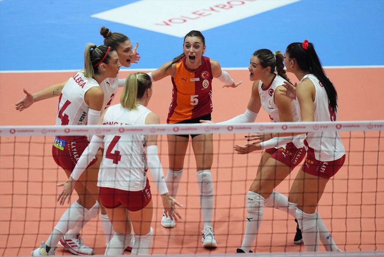 Vodafone Sultanlar Ligi 2. haftasında Aras Kargo ile Galatasaray Daikin Atatürk Voleybol Vestel...