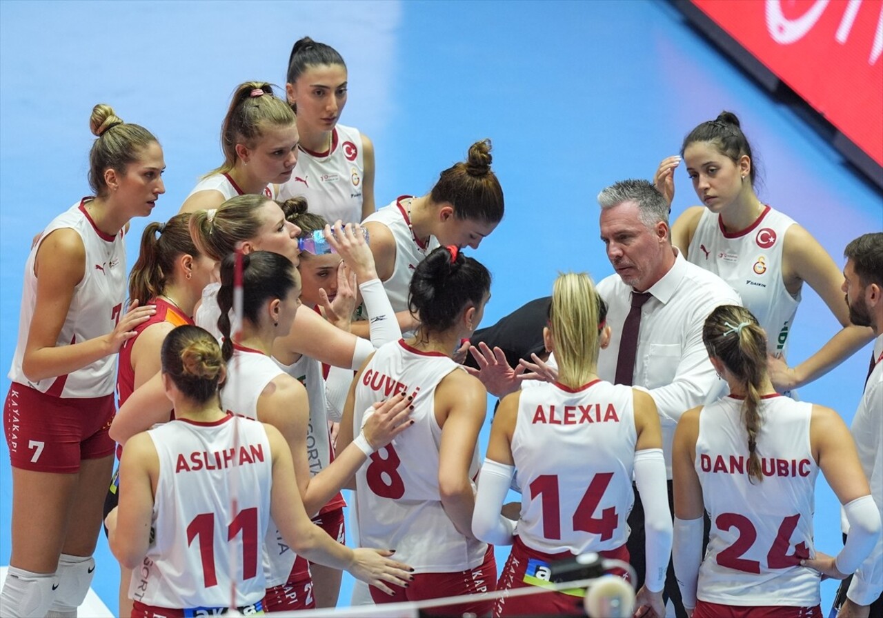 Vodafone Sultanlar Ligi 2. haftasında Aras Kargo ile Galatasaray Daikin Atatürk Voleybol Vestel...