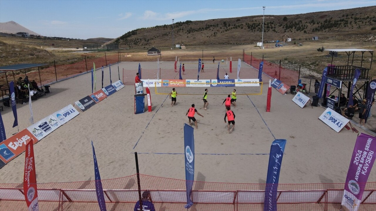 Erciyes Kayak Merkezi'nin ev sahipliği yaptığı plaj voleybolu turnuvası başladı. "Takımını...