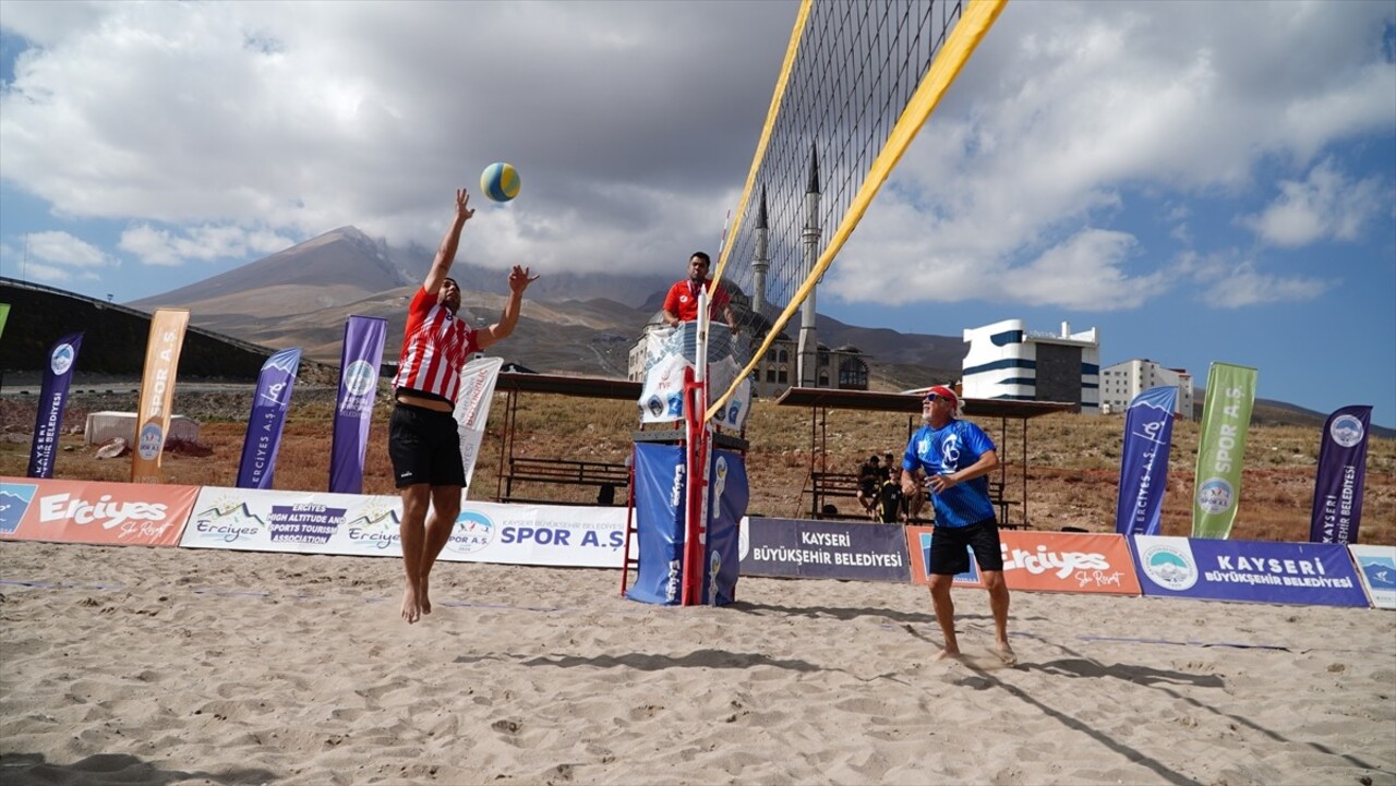 Erciyes Kayak Merkezi'nin ev sahipliği yaptığı plaj voleybolu turnuvası başladı. "Takımını...