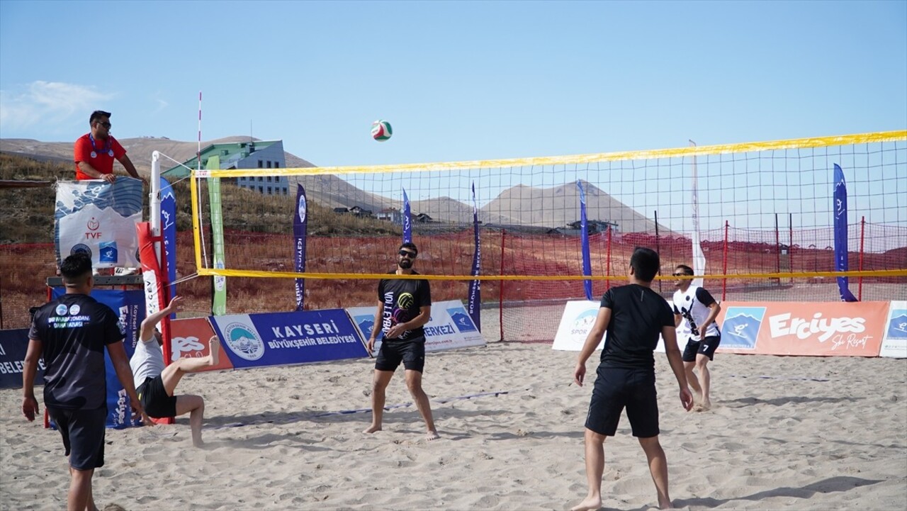 Erciyes Kayak Merkezi'nin ev sahipliği yaptığı plaj voleybolu turnuvası başladı. "Takımını...