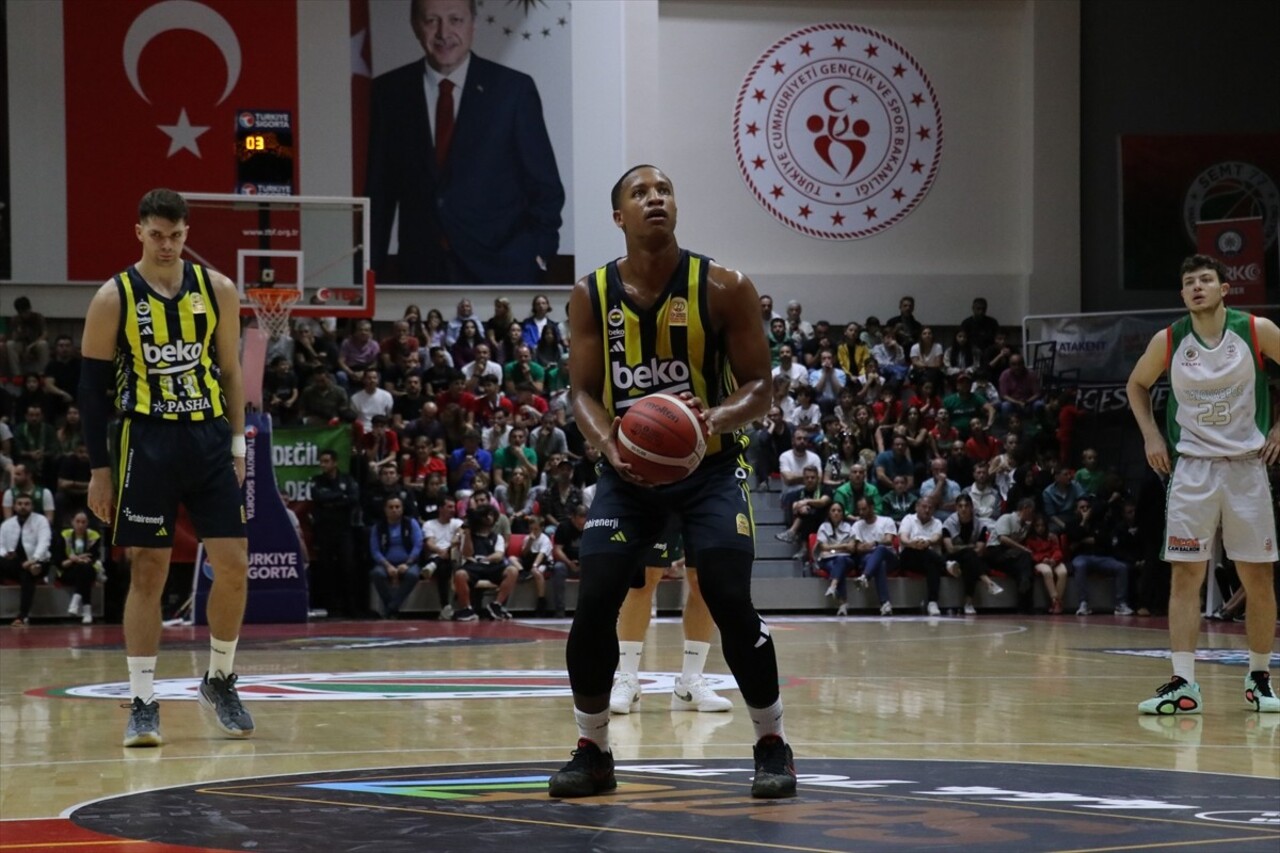 Türkiye Sigorta Basketbol Ligi'nin ikinci haftasında Yalovaspor Basketbol ile Fenerbahçe Beko, 90....