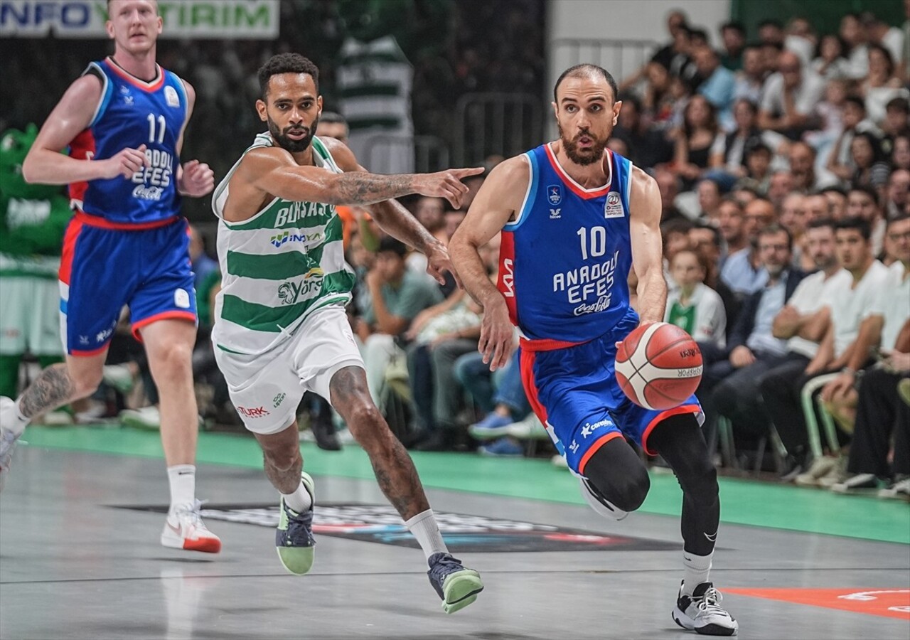 Türkiye Sigorta Basketbol Süper Ligi'nin ikinci haftasında Bursaspor Basketbol ile Anadolu Efes...