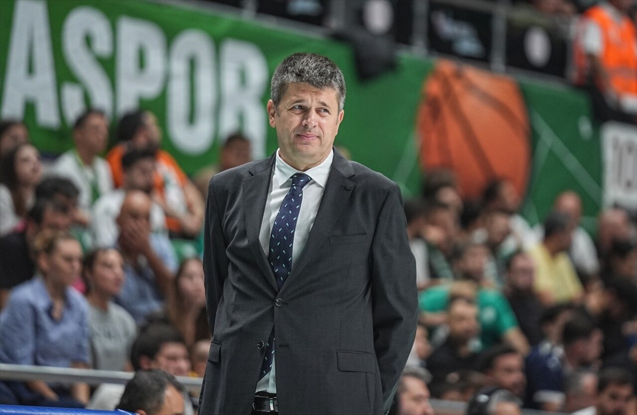 Türkiye Sigorta Basketbol Süper Ligi'nin ikinci haftasında Bursaspor Basketbol ile Anadolu Efes...