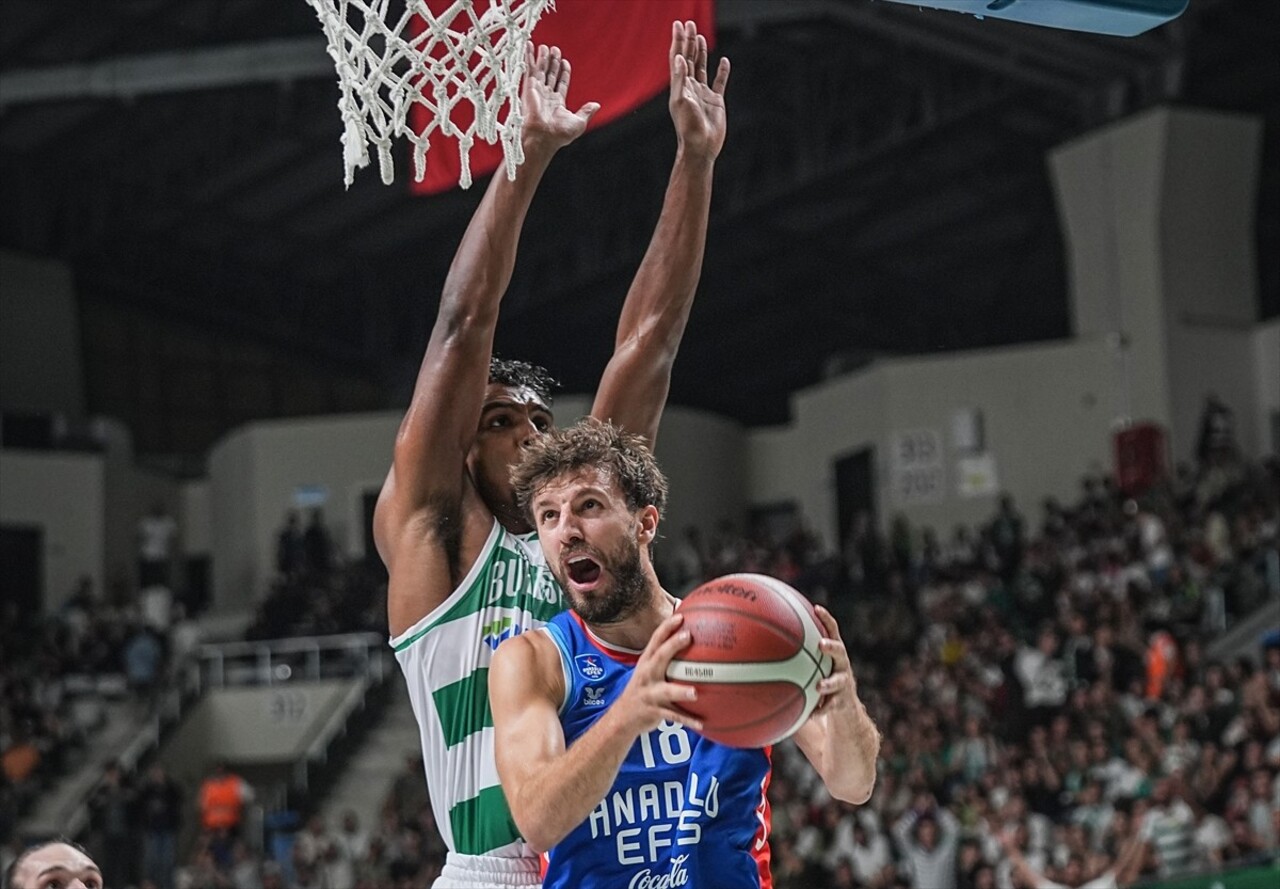 Türkiye Sigorta Basketbol Süper Ligi'nin ikinci haftasında Bursaspor Basketbol ile Anadolu Efes...