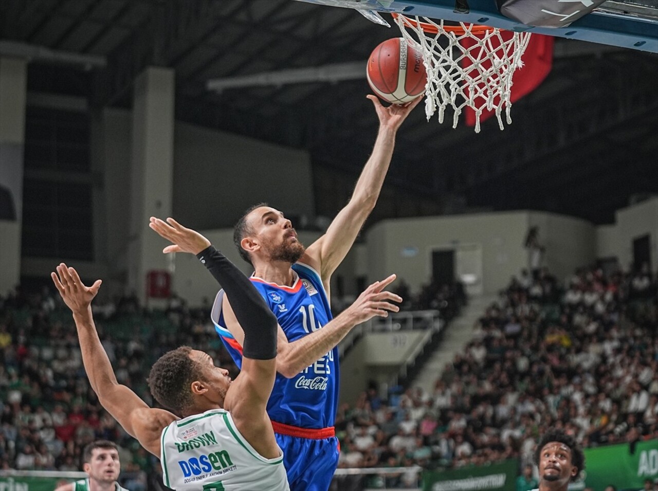 Türkiye Sigorta Basketbol Süper Ligi'nin ikinci haftasında Bursaspor Basketbol ile Anadolu Efes...