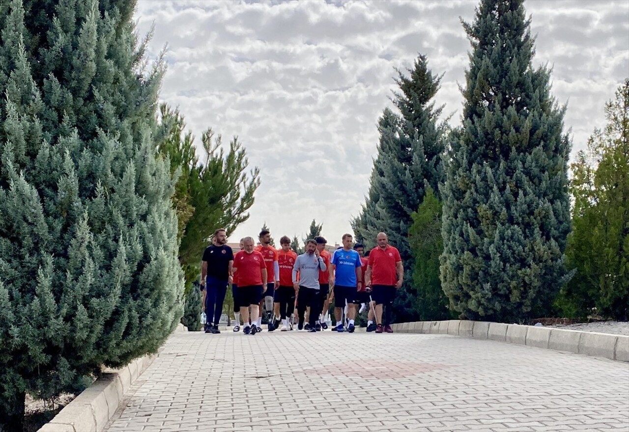 Ampute Milli Futbol Takımı, "Bozkırın Tezenesi" olarak bilinen halk ozanı Neşet Ertaş'ın kabrini...