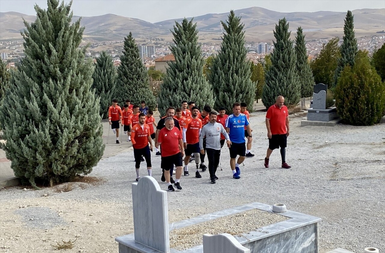 Ampute Milli Futbol Takımı, "Bozkırın Tezenesi" olarak bilinen halk ozanı Neşet Ertaş'ın kabrini...