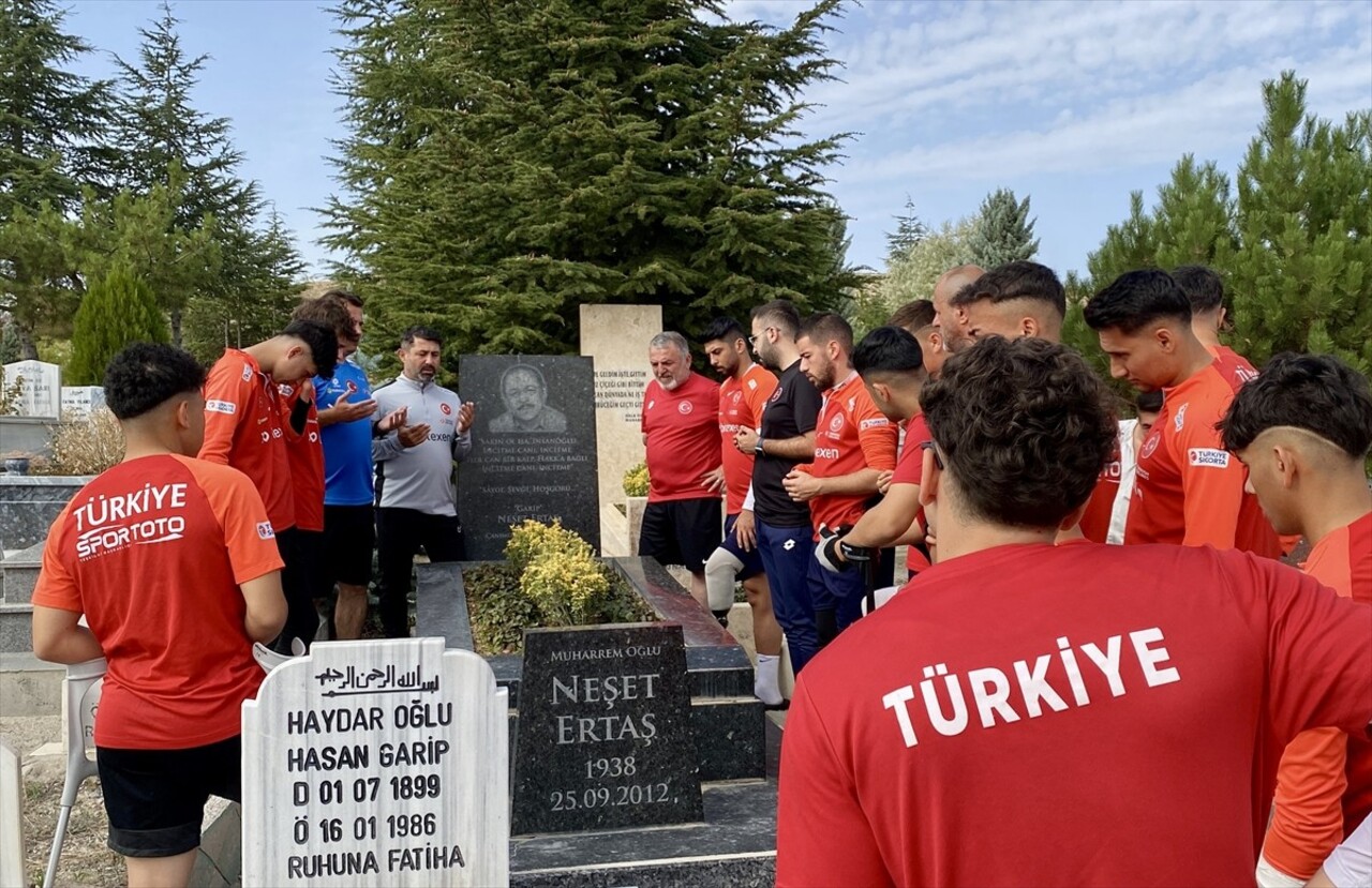 Ampute Milli Futbol Takımı, "Bozkırın Tezenesi" olarak bilinen halk ozanı Neşet Ertaş'ın kabrini...