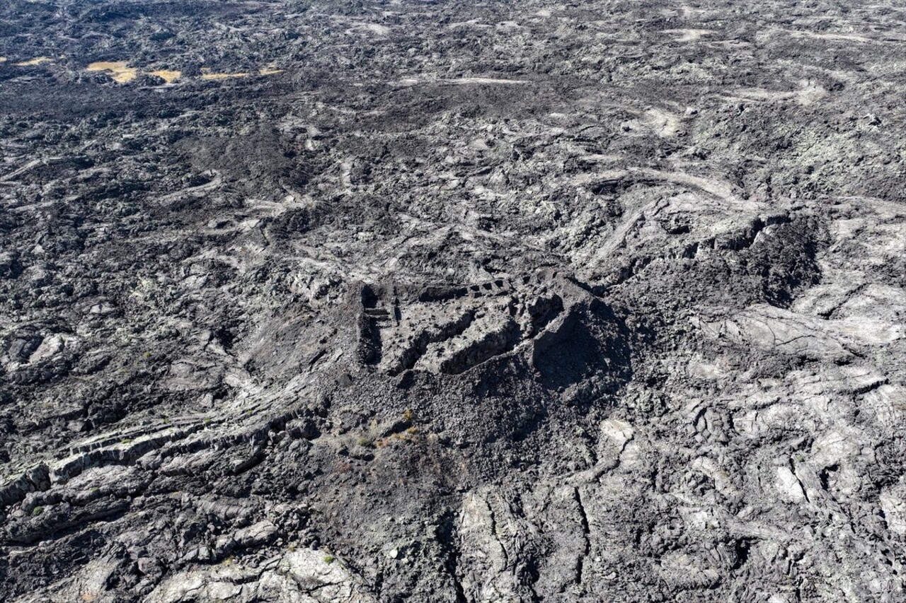 Van'ın Çaldıran ilçesinde Tendürek Dağı eteklerindeki lav kayalarının arasına inşa edilen 11 odalı...