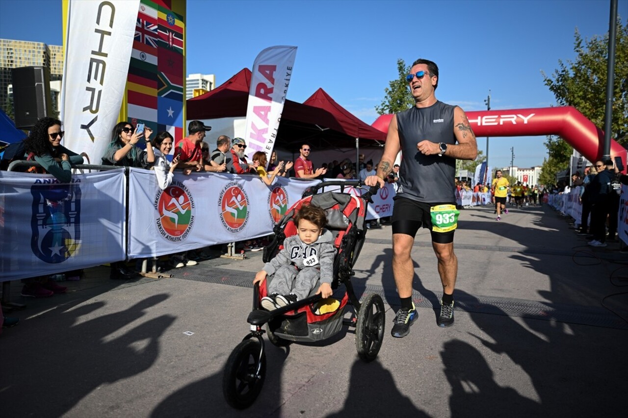 Ankara'nın başkent oluşunun 101. yıl dönümüne denk gelen 2. Runkara Yarı Maratonu, 46 ülkeden...